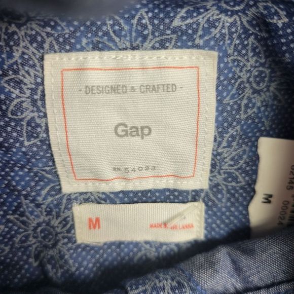 Men's Gap Button-up w/ Free Sweater, Size Mediums - Picture 3 of 6